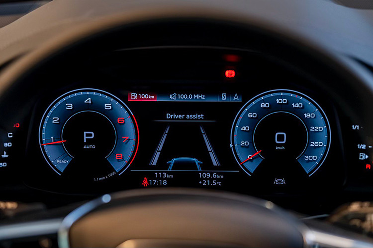 Khu vực bảng điều khiển trung tâm của xe có khuynh hướng nghiêng về bên trái, kết hợp cùng các phím chức năng được hoàn thiện bằng chất liệu đen bóng. Thiết kế công thái học này được tối ưu bằng chức năng phản hồi xúc giác, giúp việc điều khiển tính năng trở nên dễ dàng hơn mà không cần phải nhìn xuống.