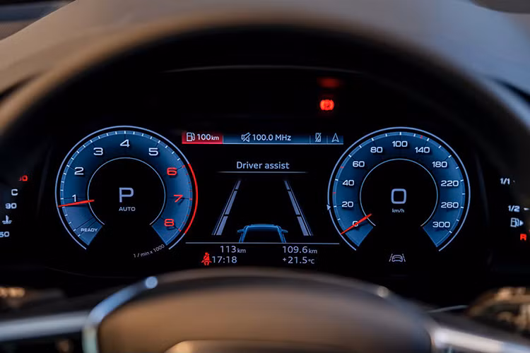 Khu vực bảng điều khiển trung tâm của xe có khuynh hướng nghiêng về bên trái, kết hợp cùng các phím chức năng được hoàn thiện bằng chất liệu đen bóng. Thiết kế công thái học này được tối ưu bằng chức năng phản hồi xúc giác, giúp việc điều khiển tính năng trở nên dễ dàng hơn mà không cần phải nhìn xuống.