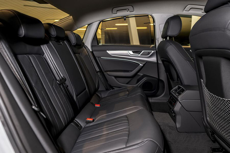 Chưa hết, Audi A6 S line 40 TFSI còn sở hữu hàng ghế trước chỉnh điện tiêu chuẩn, ghế lái nhớ vị trí đi kèm hỗ trợ tựa lưng 4 chiều, điều hòa tự động 4 vùng độc lập, hệ thống đèn viền nội thất, kết nối Bluetooth, kết nối điện thoại thông minh Apple Carplay/Android Auto, cổng sạc USB cho cả hai hàng ghế và hệ thống âm thanh Audi.