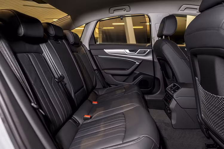 Chưa hết, Audi A6 S line 40 TFSI còn sở hữu hàng ghế trước chỉnh điện tiêu chuẩn, ghế lái nhớ vị trí đi kèm hỗ trợ tựa lưng 4 chiều, điều hòa tự động 4 vùng độc lập, hệ thống đèn viền nội thất, kết nối Bluetooth, kết nối điện thoại thông minh Apple Carplay/Android Auto, cổng sạc USB cho cả hai hàng ghế và hệ thống âm thanh Audi.