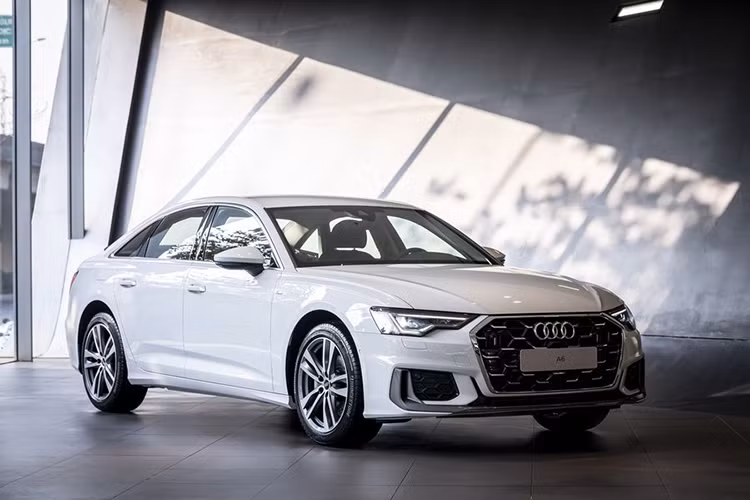 Audi đã công bố những hình ảnh và thông tin đầu tiên của A6 phiên bản mới dành cho thị trường Việt Nam vào cuối tháng 12/2024. Đến nay, những chiếc Audi A6 2025 mới đã chính thức cập bến Việt Nam. Mẫu sedan hạng sang này hiện đã sẵn sàng cho người yêu xe trải nghiệm tại các showroom của Audi trên toàn quốc.