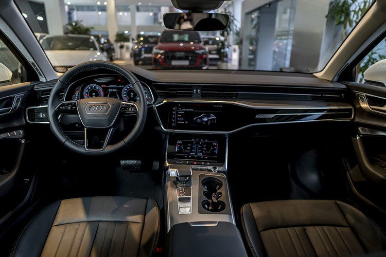 Bên trong xe, A6 S line 40 TFSI sở hữu một số nâng cấp đáng chú ý như bảng đồng hồ kỹ thuật số Audi Virtual Cockpit Plus tiêu chuẩn với kích thước 12,3 inch và vô lăng 3 chấu bọc da mới thay cho loại 2 chấu cũ. Bên cạnh đó là màn hình trung tâm cảm ứng MMI Touch Response có kích thước 10,1 inch. Màn hình phụ 8,6 inch bên dưới có nhiệm vụ điều chỉnh các tính năng của hệ thống điều hòa 4 vùng và các tính năng tiện nghi khác.