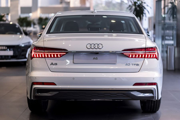 Kết hợp với động cơ này là hộp số 7 cấp S tronic cùng hệ dẫn động cầu trước. Hệ truyền động này cho phép Audi A6 S line 40 TFSI có khả năng tăng tốc từ 0-100 km/h chỉ trong 7,3 giây trước khi đạt tốc độ tối đa 246 km/h. Thêm vào đó là lẫy chuyển số sau vô lăng và hệ thống tùy chọn chế độ lái Audi Drive Select.