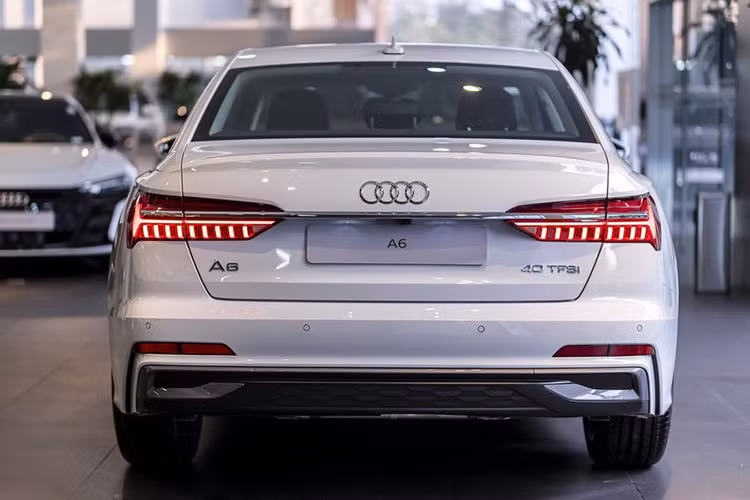 Kết hợp với động cơ này là hộp số 7 cấp S tronic cùng hệ dẫn động cầu trước. Hệ truyền động này cho phép Audi A6 S line 40 TFSI có khả năng tăng tốc từ 0-100 km/h chỉ trong 7,3 giây trước khi đạt tốc độ tối đa 246 km/h. Thêm vào đó là lẫy chuyển số sau vô lăng và hệ thống tùy chọn chế độ lái Audi Drive Select.