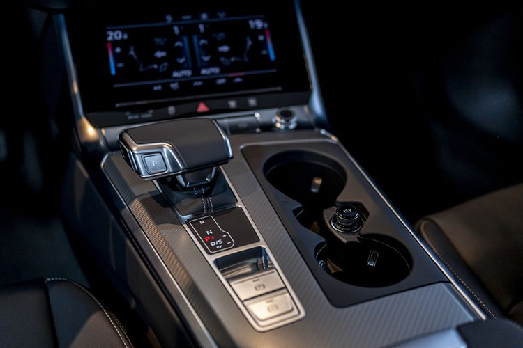 Nằm bên dưới nắp ca-pô của Audi A6 S line 40 TFSI là động cơ xăng tăng áp, cho công suất tối đa 190 mã lực và mô-men xoắn cực đại 320 Nm. Đặc biệt hơn, động cơ này đã được bổ sung công nghệ mild-hybrid (MHEV), giúp tối ưu khả năng vận hành ở nhiều dải vòng tua khác nhau nhưng vẫn mang đến hiệu suất sử dụng nhiên liệu tối ưu chỉ 6,5 lít/100 km theo tiêu chuẩn Châu Âu trong điều kiện giao thông hỗn hợp.