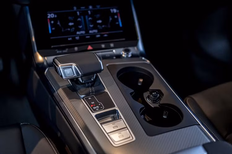 Nằm bên dưới nắp ca-pô của Audi A6 S line 40 TFSI là động cơ xăng tăng áp, cho công suất tối đa 190 mã lực và mô-men xoắn cực đại 320 Nm. Đặc biệt hơn, động cơ này đã được bổ sung công nghệ mild-hybrid (MHEV), giúp tối ưu khả năng vận hành ở nhiều dải vòng tua khác nhau nhưng vẫn mang đến hiệu suất sử dụng nhiên liệu tối ưu chỉ 6,5 lít/100 km theo tiêu chuẩn Châu Âu trong điều kiện giao thông hỗn hợp.