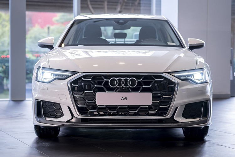 Cuối cùng là những trang bị an toàn như hệ thống kiểm soát hành trình với chức năng giới hạn tốc độ, hệ thống hỗ trợ đỗ xe với màn hình hiển thị 360 độ, camera 360 độ, cảnh báo lệch làn đường, túi khí rèm,... giá xe Audi A6 2025 tại Việt Nam là 2,99 tỷ đồng kèm 8 lựa chọn màu sắc, bao gồm; đen Brilliant Black, đen Mythos Black, trắng Glacier White, xanh Firmament Blue, bạc Florett Silver, đỏ Grenadine Red, xám Chronos Gray và xám Daytona Gray.
