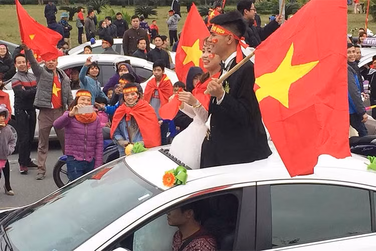 Nhiều người tham gia đón đoàn U23 Việt Nam cũng tỏ ra khá thích thú vì đây nhất định sẽ là đám cưới hot nhất, đông khách nhất Hà Nội ngày hôm nay. Đây cũng sẽ là kỉ niệm để đời của cặp đôi này vì chẳng mấy ai được vài triệu người dân thủ đô cầm cờ hoa ra hộ tống