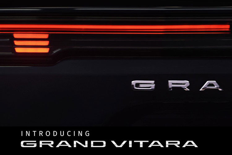 Ở phía sau, Suzuki Grand Vitara 2022 được trang bị cụm đèn hậu LED với những dải đèn nằm ngang, xếp thành 3 cột mỗi bên. Ngoài ra, đèn hậu còn nối liền với nhau bằng dải đèn thanh mảnh ở giữa, nằm vắt ngang cửa cốp. Bên dưới đèn hậu là tem chữ nổi "Grand Vitara" mạ crôm nổi bật.