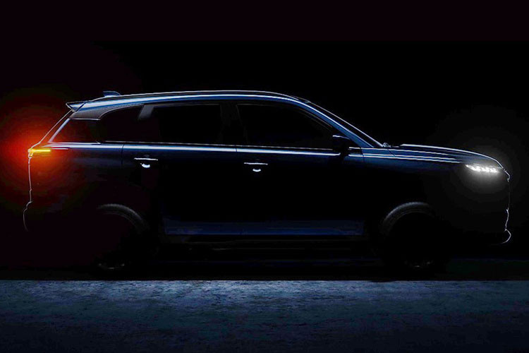 Tiếp đến là hệ thống đèn 2 tầng trên đầu xe theo xu hướng đang thịnh hành trong làng ô tô thế giới. Dải đèn LED định vị ban ngày với 3 bóng vuông vức nằm bên trên, sát với nắp ca-pô, trong khi đèn pha được đặt bên dưới. Thiết kế này gợi liên tưởng đến Suzuki A-Cross và SX4 S-Cross hiện đang bán ở thị trường châu Âu.