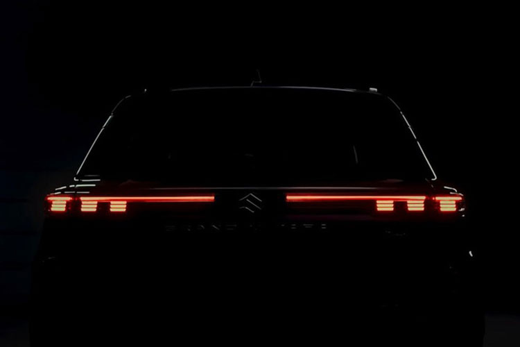 Trong khi đó, thiết kế bên sườn của Suzuki Grand Vitara 2022 khá giống với Toyota Urban Cruiser Hyryder mới. Xe được trang bị đường dập gân nổi bật kéo dài từ đèn pha đến đèn hậu và các cột màu đen, tạo hiệu ứng "nóc lơ lửng". Tuy nhiên, so với Toyota Urban Cruiser Hyryder, Suzuki Grand Vitara 2022 dự kiến sẽ được trang bị bộ vành hợp kim có thiết kế khác biệt.