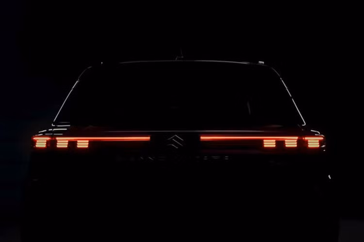 Trong khi đó, thiết kế bên sườn của Suzuki Grand Vitara 2022 khá giống với Toyota Urban Cruiser Hyryder mới. Xe được trang bị đường dập gân nổi bật kéo dài từ đèn pha đến đèn hậu và các cột màu đen, tạo hiệu ứng "nóc lơ lửng". Tuy nhiên, so với Toyota Urban Cruiser Hyryder, Suzuki Grand Vitara 2022 dự kiến sẽ được trang bị bộ vành hợp kim có thiết kế khác biệt.