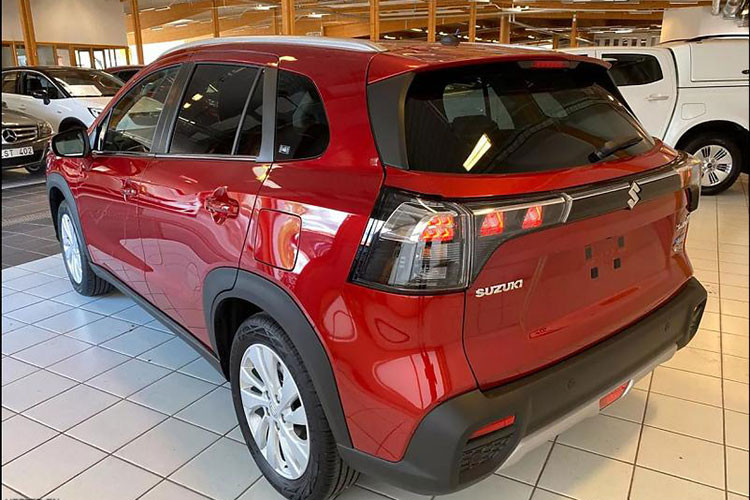 Thứ hai là hệ truyền động hybrid, bao gồm máy xăng Atkinson Cycle 4 xi-lanh, dung tích 1.5L, sản sinh công suất tối đa 92 mã lực và mô-men xoắn cực đại 122 Nm. Động cơ này kết hợp với mô-tơ điện mạnh 79 mã lực và 141 Nm. Tổng cộng, hệ truyền động này tạo ra công suất 115 mã lực, kết hợp với pin lithium-ion 177,6V.