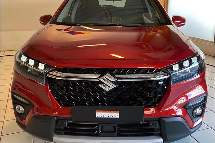 Nằm bên trong thân vỏ của mẫu SUV hạng B này cũng là cơ sở gầm bệ Global-C của Suzuki. Dự kiến, Suzuki Grand Vitara 2022 sẽ sở hữu chiều dài 4.365 mm, chiều rộng 1.795 mm, chiều cao 1.635 mm và chiều dài cơ sở 2.600 mm giống Toyota Urban Cruiser Hyryder mới. Hiện giá xe Suzuki Grand Vitara 2022 vẫn chưa được hé lộ.