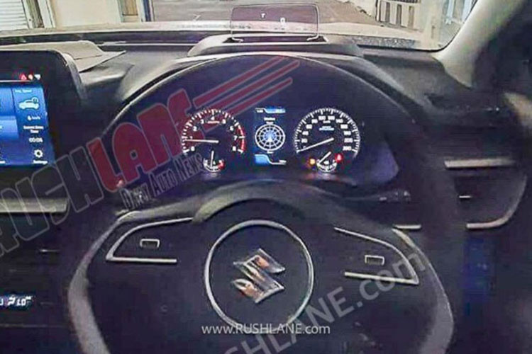 Ngoài ra, xe cũng có sạc điện thoại thông minh không dây, hệ thống âm thanh vòm Arkamys, tính năng ra lệnh bằng giọng nói tương thích cả Google lẫn Siri, ghế bọc giả da, ghế lái chỉnh điện, ghế trước làm mát và khởi động máy từ xa qua đồng hồ thông minh.