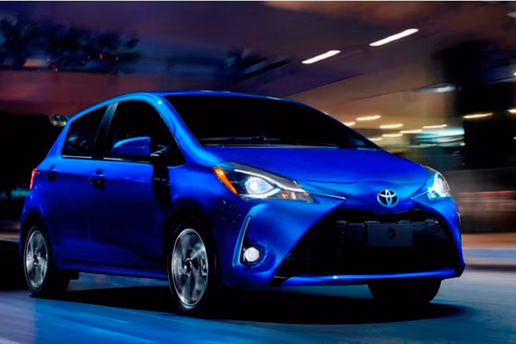 Cùng với "người anh em" Sienna, phiên bản Toyota Yaris 2018 mới cũng sẽ được giới thiệu tại triển lãm New York Auto Show 2017 tơi đây. Mẫu xe cỡ nhỏ mới của hãng xe Toyota Nhật Bản tuy không nâng cấp về động cơ nhưng lại sở hữu một ngoại hình và các trang bị mới.