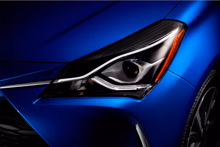 Yaris phiên bản 2018 sử dụng đèn pha bi-LED và tích hợp dải đèn LED định vị ban ngày. Trong khi đó, ở phía sau nổi bật là cặp đèn hậu LED nằm ngang mới cùng với đó là hai hốc gút gió dạng hình tam giác nằm đối xứng ở cản sau, cản va sau của xe được tái thiết kế trông thể thao hơn.