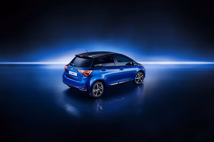 Trên Yaris 2018 mới vẫn sẽ có 2 loại và 3 cửa và 5 cửa với các phiên bản L, LE và SE. Mọi phiên bản này đều được trang bị mặt trước và sau mới. Trên phiên bản nâng cấp mới được hãng tái thiết kế lại mang đế sự trẻ trung và thể thao so với thế hệ người tiền nhiệm.