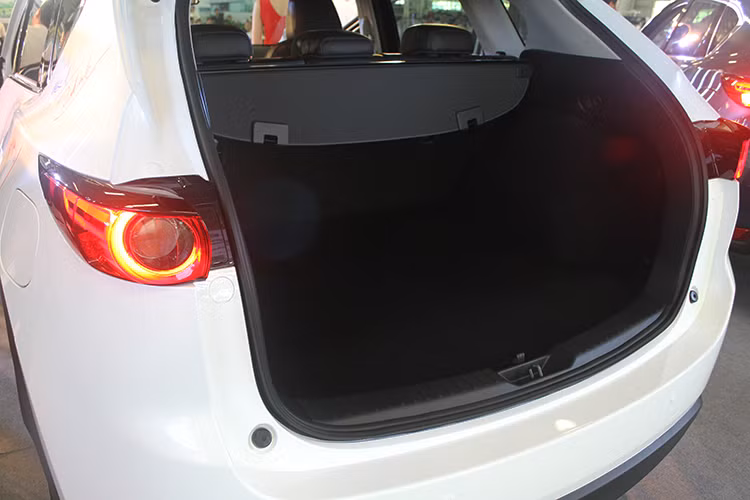 Trên mẫu xe Mazda CX-5 phiên bản mới này theo đánh giá, tầm nhìn của người lái cũng tốt hơn nhờ việc điều chỉnh lại cột A và gương chiếu hậu. Trong khi đó, tầm nhìn phía sau cũng được cải thiện nhờ phần đáy kính sau thấp xuống. Độ ồn giảm 10% so với đời trước ở vận tốc 100 km/h.