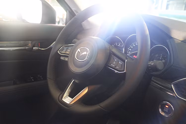 Hệ thống giair trí với âm thanh loa Bose 10 loa và tính năng Mazda Connect kết nối với smartphone. Nhằm tăng thêm sự thoải mái và tiện nghi, Mazda CX-5 mới còn tích hợp các công nghệ hàng đầu vào trong khoang hành khách như cửa gió điều hòa hàng ghế sau, hàng ghế sau ngả lưng ghế, cổng USB ghế sau, cửa sổ trời được thiết kế rộng hơn. 