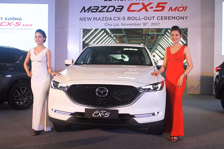 So với đối thủ Honda CR-V 2018 được nhập khẩu nguyên chiếc từ Thái Lan, Mazda CX-5 thế hệ mới vẫn chỉ là mẫu Crossover 5 chỗ nhưng lại tạo lợi thế cạnh tranh bằng việc lắp ráp trong nước nên mức giá bán lẻ đưa ra cho từng phiên bản cũng dễ chịu hơn, ngay cả với phiên bản cao cấp nhất.