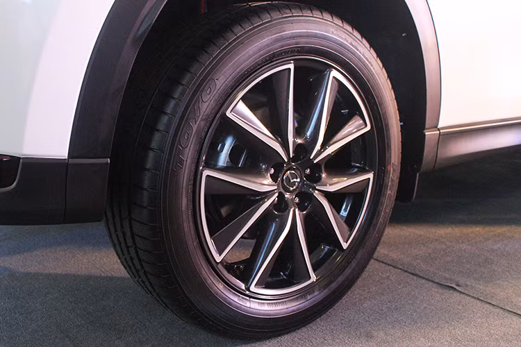 Bộ khung của CX-5 2018 cũng được cải tiến giúp độ cứng khi xoắn tăng thêm 15% nhờ thép cường lực ở cột A và B. Ngoài ra, độ ồn cũng giảm 1,3 dB. Hơn nữa, hãng xe Nhật cũng tối ưu hóa vị trí tương đối giữa trục bánh xe trước và cột A giúp cho việc vận hành ổn định hơn. 