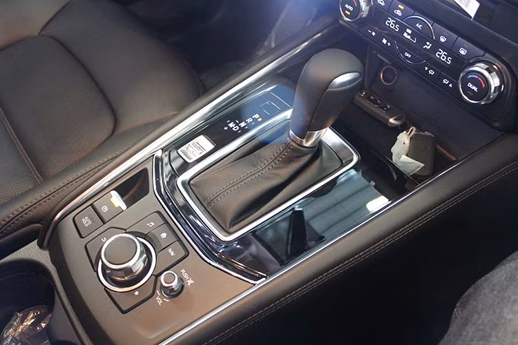 Về động cơ, Mazda CX-5 thế hệ mới vẫn sử dụng 2 phiên bản động cơ đã từng trang bị ở thế hệ đầu tiên là Skyactiv 2.0L (153hp/200Nm) và 2.5L (188hp/251Nm), đi kèm hộp số tự động 6 cấp. Đặc biệt, hai phiên bản 2.5L được trang bị thêm: Hệ thống hiển thị thông tin trên kính lái HUD thế hệ mới và hệ thống hỗ trợ an toàn i-Activsense.