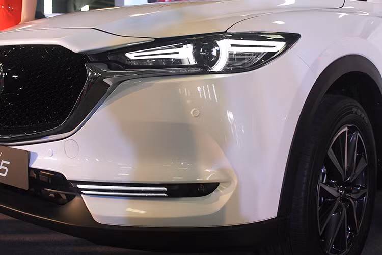 Bên cạnh đó, hệ thống đèn LED trước và sau cũng được thay đổi khi được thiết kế nhỏ gọn, mỏng hơn nhưng sắc nét, góc cạnh, cùng với đồ họa ánh sáng nối liền bằng một thanh crôm sáng bao quanh. Phải nói rằng, đây được xem là một điểm nhấn khá mạnh khi nhìn trực diện phần đầu xe.