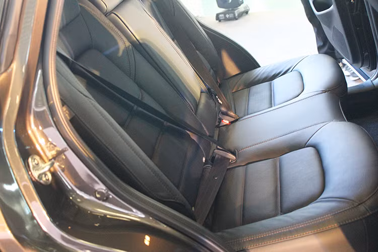 Yếu điểm của mẫu xe Mazda CX-5 2018 mới nằm ở vấn đề chỉ có 2 hàng ghế, trong khi các đối thủ như Honda CR-V, Nissan X-Trail và Mitsubishi Outlander đều có thêm hàng ghế thứ 3, bố trí dạng 5+2. Bù lại, Mazda CX-5 mới được trang bị đầy đủ các trang bị tiện nghi, đặc biệt có tùy chọn hệ dẫn động 2 cầu AWD mà nhiều người trông đợi.