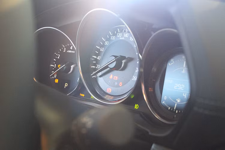 Mazda CX-5 mới còn gây chú ý với phanh tay điện tử tích hợp chức năng Auto Hold. Chức năng này được thiết kế cho phép xe có thể giữ ở trạng thái đứng yên khi xe đã dừng hẳn mà không cần giữ chân phanh, nhằm hỗ trợ tốt nhất cho người lái trong điều kiện xe dừng chờ tín hiệu giao thông, kẹt xe… Hệ thống tự động nhả phanh khi người lái đạp chân ga.