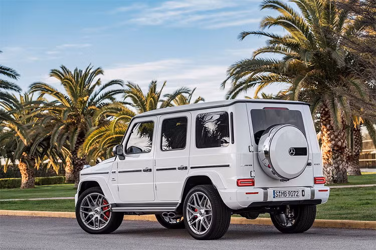 Là một trong các phiên bản G-Class cao cấp nhất hiện tại, G63 2019 cũng được trang bị đầy đủ các tiện nghi cao cấp bên trong nội thất, chẳng hạn như bảng đồng hồ kỹ thuật số và hệ thống giải trí với màn hình rộng.