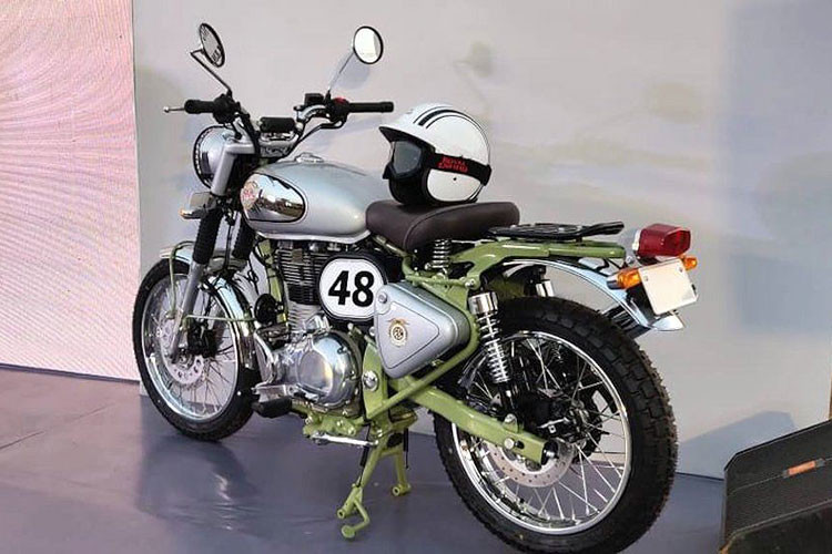 Bên cạnh những chi tiết mang tính địa hình này, cặp đôi Bullet Trials còn có nhiều điểm nhấn ấn tượng hơn so với các bản Bullet 300/500 thường. Đầu tiên, bộ khung cùng gắp, thanh bắt phuộc trước và chân chống của chúng đã được sơn màu đỏ (Bullet Trials 350) hoặc xanh olive (500).