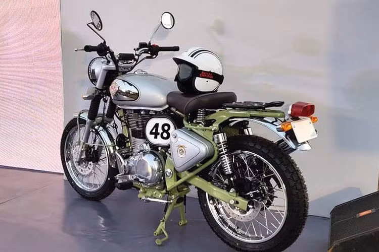 Bên cạnh những chi tiết mang tính địa hình này, cặp đôi Bullet Trials còn có nhiều điểm nhấn ấn tượng hơn so với các bản Bullet 300/500 thường. Đầu tiên, bộ khung cùng gắp, thanh bắt phuộc trước và chân chống của chúng đã được sơn màu đỏ (Bullet Trials 350) hoặc xanh olive (500).