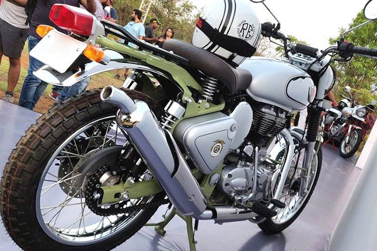Nổi bật trên khung màu là thân xe sơn bạc, với những điểm nhấn mạ crome ở ốp gương cùng đèn pha, chắn bùn và bình xăng (chỉ có trên bản 500). Cuối cùng, logo thương hiệu Royal Enfield nổi trên bình xăng đã được lấy từ dòng Interceptor 650 cao cấp hơn.