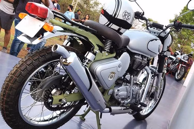 Nổi bật trên khung màu là thân xe sơn bạc, với những điểm nhấn mạ crome ở ốp gương cùng đèn pha, chắn bùn và bình xăng (chỉ có trên bản 500). Cuối cùng, logo thương hiệu Royal Enfield nổi trên bình xăng đã được lấy từ dòng Interceptor 650 cao cấp hơn.