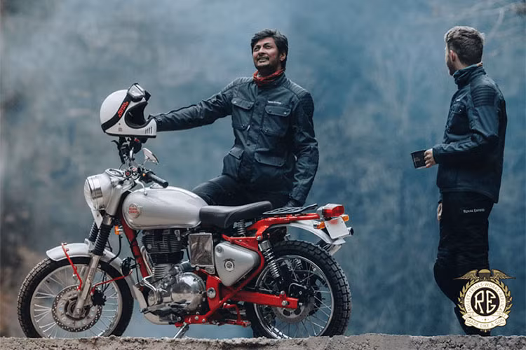 Trong khi đó, Bullet Trials 500 được nâng dung tích lên 499cc để đạt 27,1 mã lực và 41Nm. Cả 2 động cơ đều đi kèm hộp số 5 cấp. Là các phiên bản mới nhất của dòng Bullet, chúng sẽ được trang bị sẵn phanh ABS.