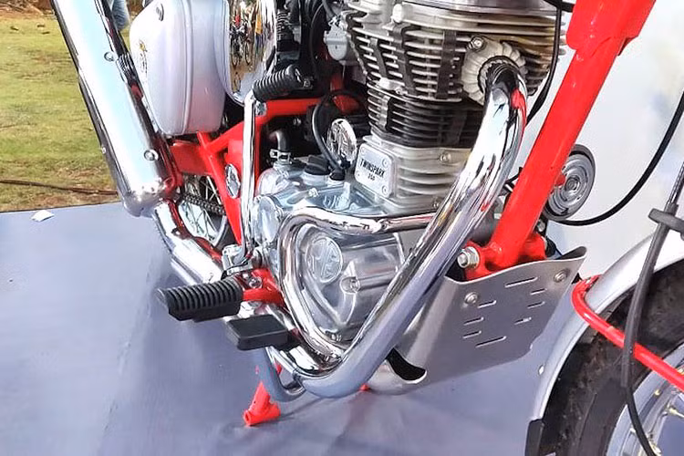 Ngoài những điểm khác biệt trên, mẫu xe môtô Royal Enfield Bullet Trials vẫn sử dụng động cơ y hệt các bản Bullet 350 và 500 bình thường. Dù đều trang bị động cơ xi-lanh đơn làm mát bằng gió, tuy nhiên phiên bản Bullet Trials 350 có dung tích thực chỉ 346cc, cho công suất 19,8 mã lực và mô-men xoắn 28Nm.