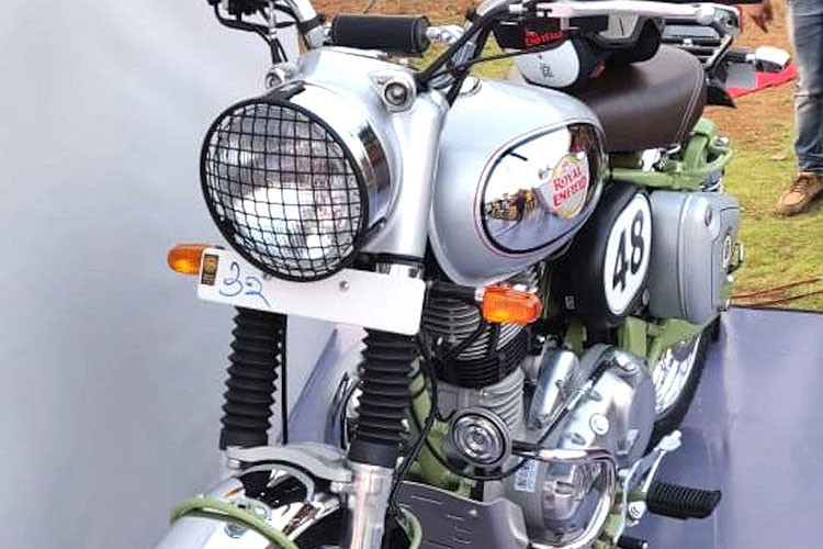 Chính vì vậy, chúng đã được cải tiến nhẹ để vượt qua các địa hình xấu một cách dễ dàng và tin cậy hơn với lốp gai, lưới bảo vệ đèn pha phía trước, lon pô vắt cao, chắn bùn ngắn đặt cao hơn cho cả trước lẫn sau, bèo nhún bảo vệ ti phuộc trước và ốp gầm. 