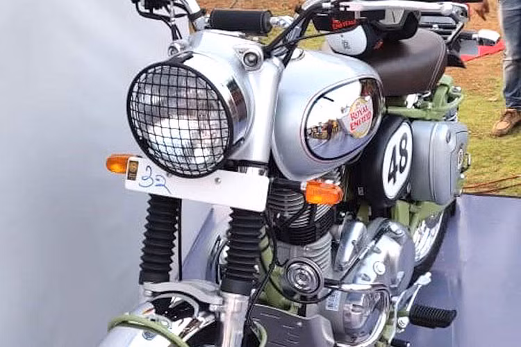 Chính vì vậy, chúng đã được cải tiến nhẹ để vượt qua các địa hình xấu một cách dễ dàng và tin cậy hơn với lốp gai, lưới bảo vệ đèn pha phía trước, lon pô vắt cao, chắn bùn ngắn đặt cao hơn cho cả trước lẫn sau, bèo nhún bảo vệ ti phuộc trước và ốp gầm. 