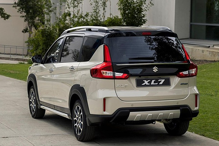 Bên cạnh việc trang bị động cơ tiết kiệm nhiên liệu, Suzuki XL7 hybird cũng ghi điểm trong mắt người tiêu dùng khi được hãng cải tiến về ngoại thất như mặt ca lăng, gương chiếu hậu, la zăng kiểu mới; phần nóc xe được sơn đen giúp chiếc xe có vẻ ngoài thể thao hơn. Phần đuôi có thêm logo hybird giúp phân biệt với các dòng Suzuki XL7 trước đây.