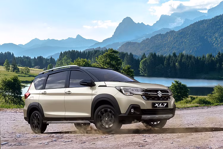  Suzuki XL7 hybrid giá 599 triệu đồng Suzuki XL7 hybrid vừa ra mắt thị trường Việt Nam vào tháng 8/2024, mẫu xe này mở bán với duy nhất một phiên bản đi kèm mức giá 599 triệu đồng. Đây được xem là một trong những mẫu MPV đa dụng giá bán rẻ nhất thị trường hiện nay. Đây là mẫu xe chủ lực của Suzuki Việt Nam tại thị trường trong nước, đồng thời cũng thay thế “đàn anh” Ertiga hybrid.
