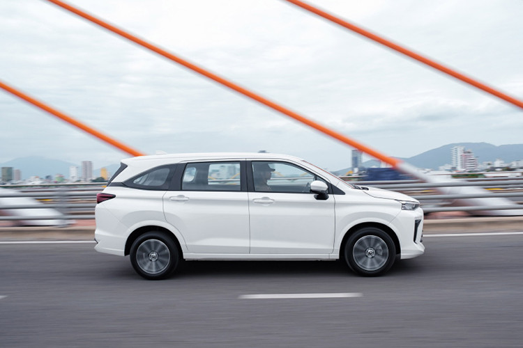 Riêng bản cao cấp CVT còn được bổ sung thêm một số tính năng an toàn khác như: hệ thống cảnh báo điểm mù, cảnh báo phương tiện cắt ngang phía sau, túi khí bên hông phía trước và túi khí rèm.