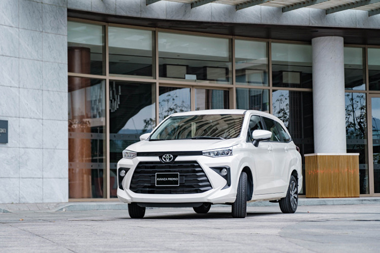  Toyota Avanza Premio giá từ 558 – 598 triệu đồng So với hai đối thủ cạnh tranh nêu trên, Toyota Avaza mang kiểu dáng thiết kế vuông vức, góc cạnh hơn. Nổi bật nhất ở phần đầu là bộ lưới tản nhiệt cỡ lớn. Các trang bị tiện nghi trên xe như: chìa khóa thông minh và khởi động bằng nút bấm, cửa gió sau, hệ thống điều hòa chỉnh tay với cửa gió phía trước và phía sau, màn hình giải trí trung tâm 9 inch kết nối điện thoại thông minh, hệ thống sạc và dàn âm thanh 4 loa.