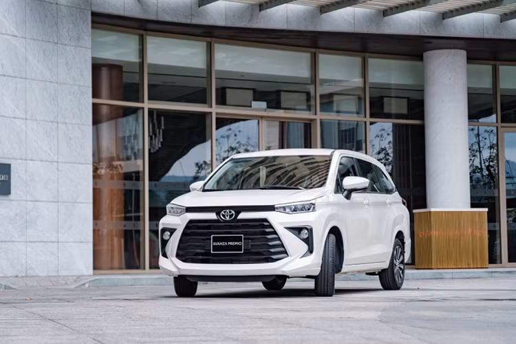  Toyota Avanza Premio giá từ 558 – 598 triệu đồng So với hai đối thủ cạnh tranh nêu trên, Toyota Avaza mang kiểu dáng thiết kế vuông vức, góc cạnh hơn. Nổi bật nhất ở phần đầu là bộ lưới tản nhiệt cỡ lớn. Các trang bị tiện nghi trên xe như: chìa khóa thông minh và khởi động bằng nút bấm, cửa gió sau, hệ thống điều hòa chỉnh tay với cửa gió phía trước và phía sau, màn hình giải trí trung tâm 9 inch kết nối điện thoại thông minh, hệ thống sạc và dàn âm thanh 4 loa.