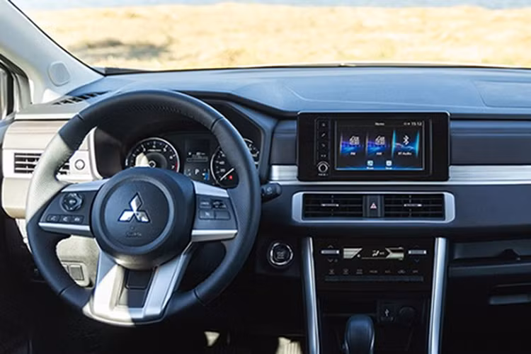 Do là phiên bản số sàn nên Mitsubishi Xpander chỉ được trang bị hệ thống đèn pha halogen, đèn chiếu sáng ban ngày dạng LED. Bên trong, trung tâm là màn hình giải trí cảm ứng 7inch, hỗ trợ iOS và Android Miroring, cổng sạc cho 3 hàng ghế, vô lăng điều chỉnh 4 hướng, dàn âm thanh 4 loa.