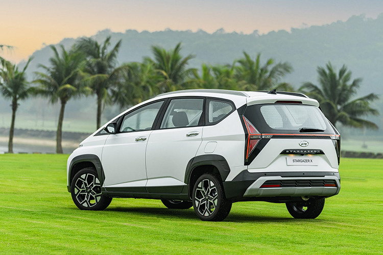 Hyundai Stargazer X được trang bị đầy đủ những công nghệ an toàn cao cấp: chống bó cứng phanh ABS, hỗ trợ phanh khẩn cấp BA, phân phối lực phanh điện tử EBD, cân bằng điện tử ESC, khởi hành ngang dốc HAC, hệ thống kiểm soát lực kéo TCS, hệ thống quản lí thân xe VSM cùng hệ thống an toàn 6 túi khí, cảm biến va chạm trước.