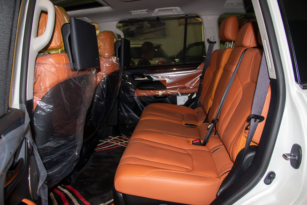Hàng ghế sau có màn hình giải trí riêng, bệ tỳ tay chính giữa nhận chức năng điều chỉnh hệ thống điều hòa và sưởi ấm chỗ ngồi. Ngoài ra, xe còn trang bị cửa sổ trời cho hàng ghế trước.
