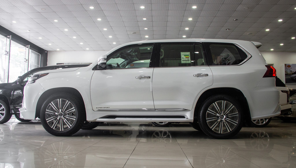 Lexus LX570 Super Sport đầu tiên xuất hiện tại Việt Nam hồi tháng 2, đến nay đã có gần 10 chiếc được đưa về. Việc ưa chuộng xe SUV hạng sang của các đại gia Việt là điều dễ hiểu, bởi tính đa năng, phù hợp nhiều loại địa hình để sử dụng trong những chuyến công tác.