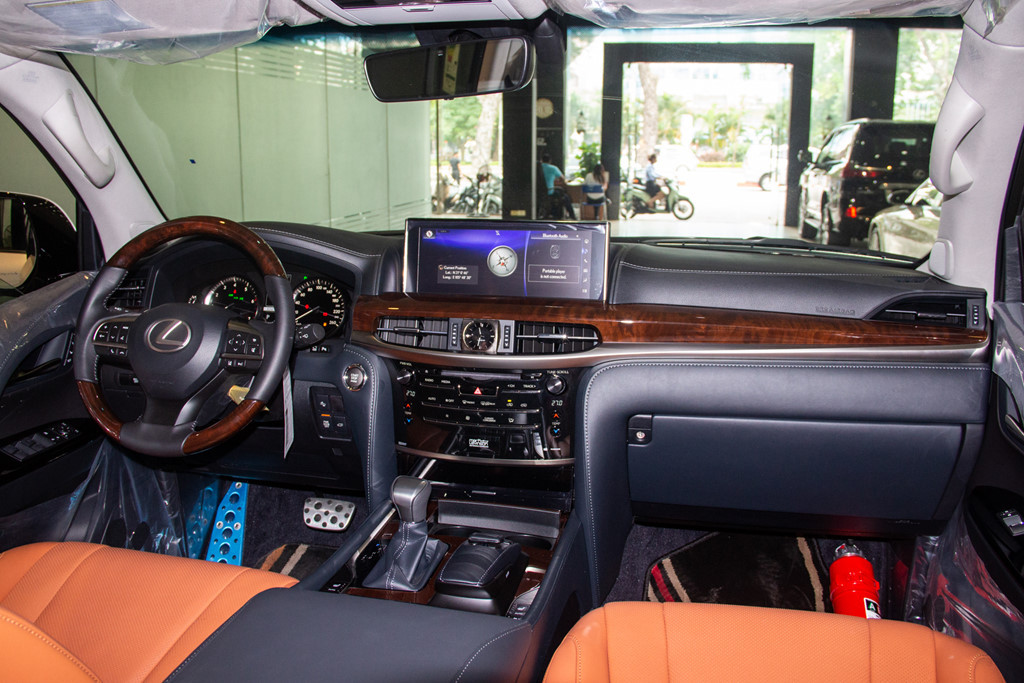 Nội thất vẫn giữ chất sang trọng vốn có. Trung tâm là màn hình giải trí 12,3 inch, đồng hồ dạng cơ đặt ngay phía dưới. Vật liệu sử dụng bên trong đều thuộc hàng sang trọng, gồm da, gỗ và nhôm cao cấp.