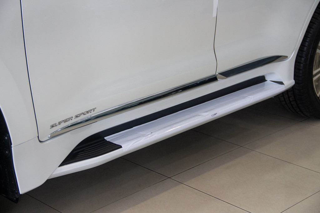 Logo 'Super Sport' đặt ở gần bậc cửa xe. La-zăng lớn hơn, kích thước 21 inch.